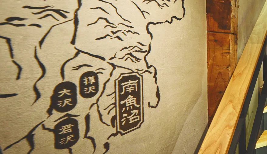 店内の壁に描かれた南魚沼の地図。樺沢・大沢・君沢の三つの沢